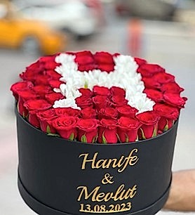 Siyah Kutuda Kırmızı Güller